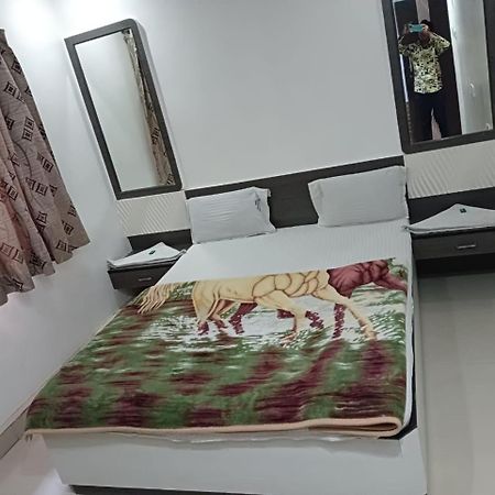 Hotel Shri Sai Darshan Shirdi Bagian luar foto