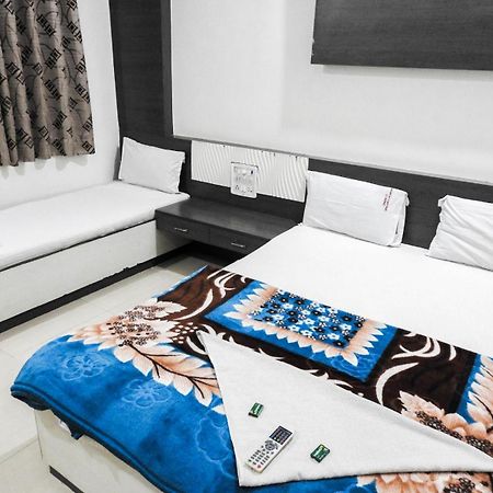 Hotel Shri Sai Darshan Shirdi Bagian luar foto