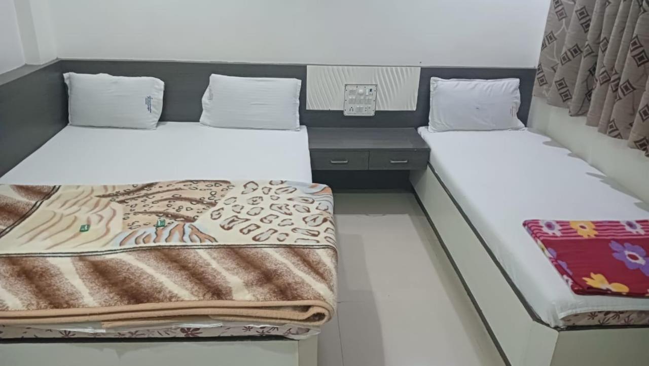 Hotel Shri Sai Darshan Shirdi Bagian luar foto