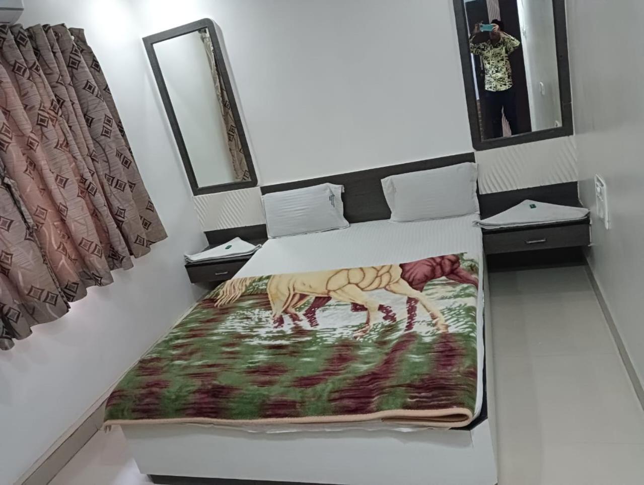 Hotel Shri Sai Darshan Shirdi Bagian luar foto