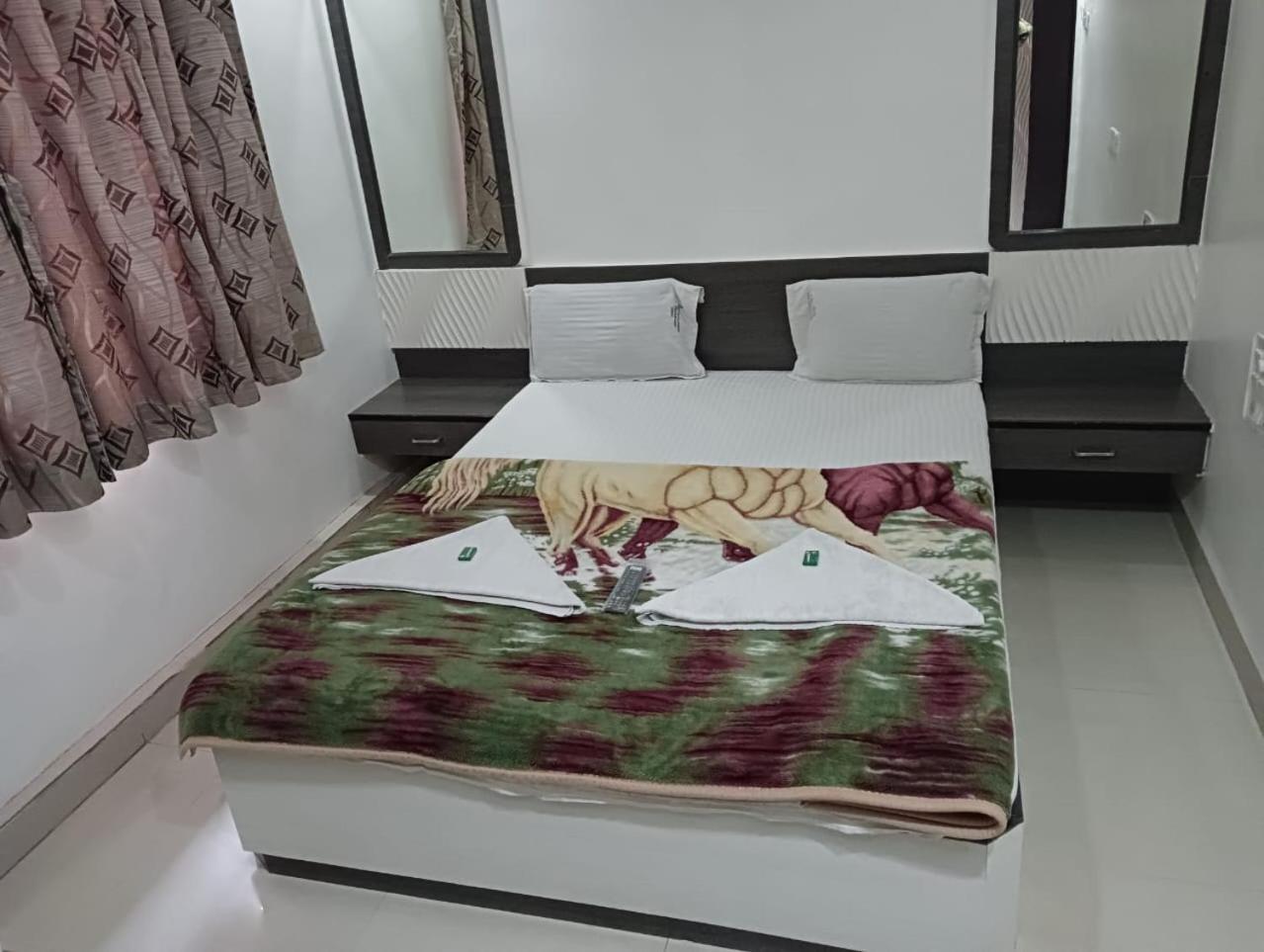 Hotel Shri Sai Darshan Shirdi Bagian luar foto